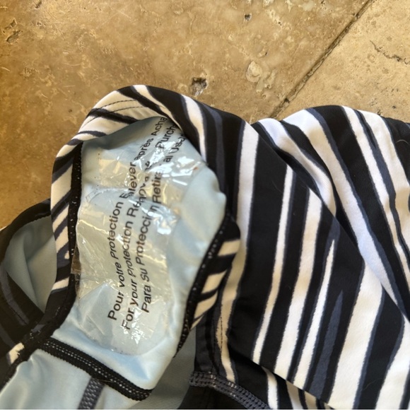 NIKE ladies black and blue razorback swimsuit NWT size 10 perfect condition - Picture 11 of 13